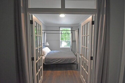 Gorgeous -Fast Wi-fi, Parking, A/C, 2Bed/1Bath - 20% off for stays over 32 days!