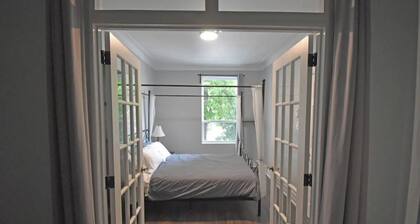 Gorgeous -Fast Wi-fi, Parking, A/C, 2Bed/1Bath - 20% off for stays over 32 days!