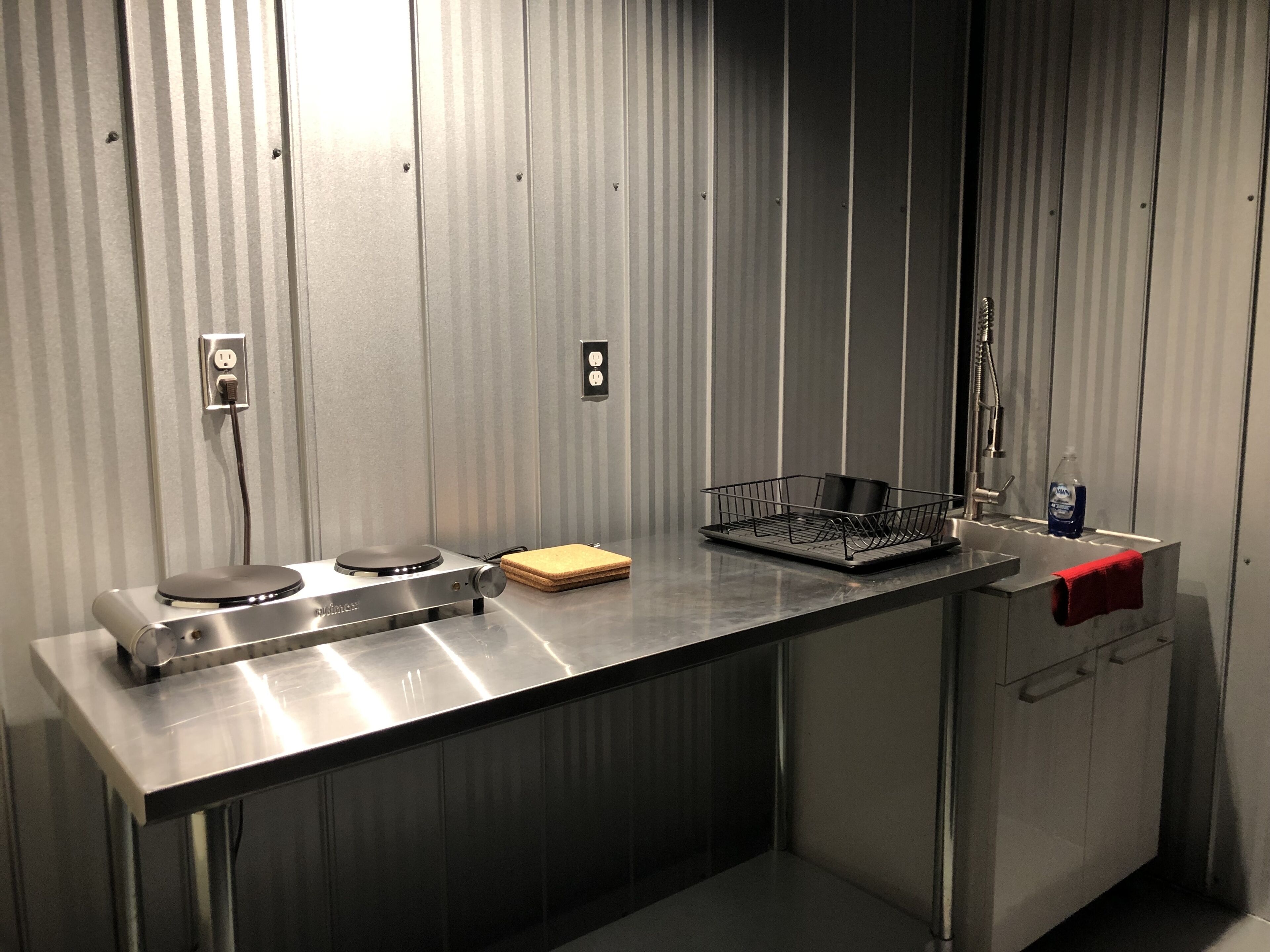 Kjøleskap, mikrobølgeovn, kaffetrakter/tekoker og vannkoker