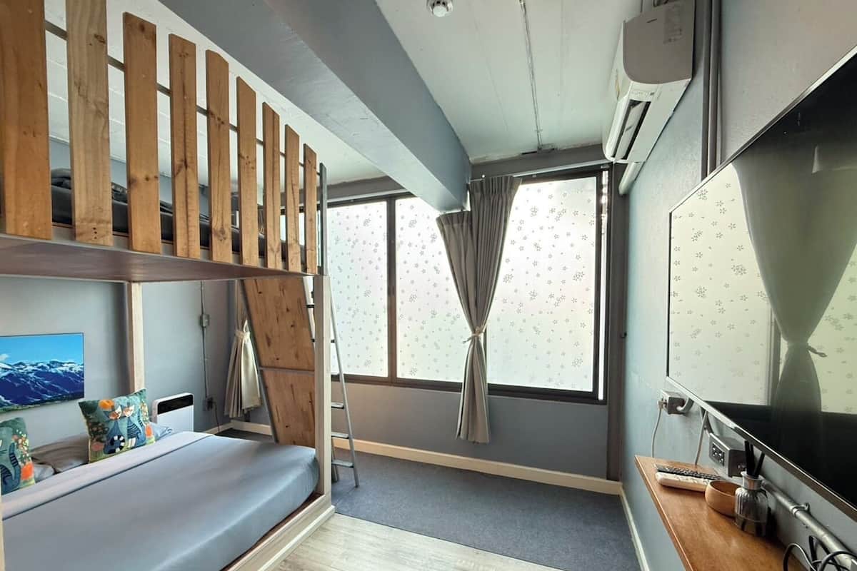 Standard Family Room | Caja fuerte, decoración individual, escritorio