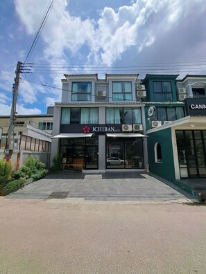 Front of property - Ichiban Nimman Hotel (Chiang Mai)