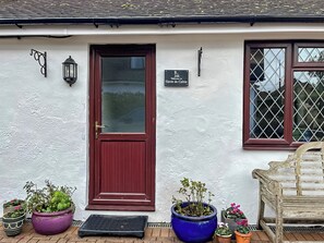 Exterior detail - Embark on a journey of relaxation and discovery at Havre De Calme. (Sevenoaks)