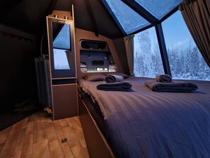 Free WiFi, bed sheets - Aurora RiverCamp Glass Igloos and Cabins (Jukkasjarvi)