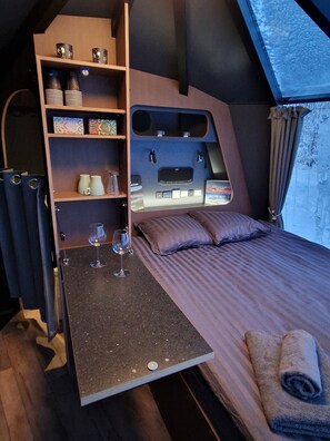 Free WiFi, bed sheets - Aurora RiverCamp Glass Igloos and Cabins (Jukkasjarvi)