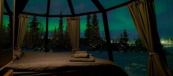 Aurora RiverCamp Glass Igloos and Cabins