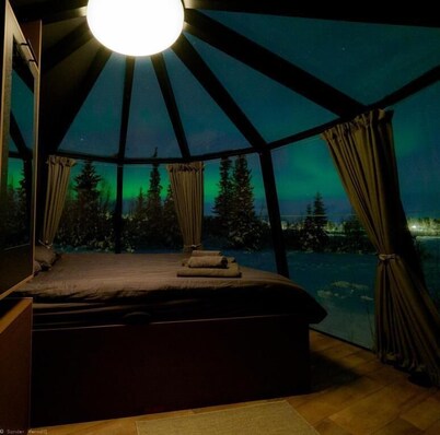 Aurora RiverCamp Glass Igloos and Cabins