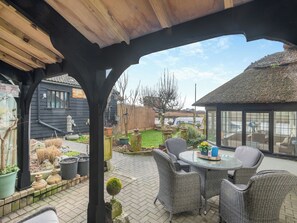 Outdoor dining - 2 bedroom accommodation in Reedham (Reedham)