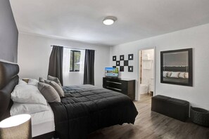 Bureau, fer et planche à repasser, lit de bébé portatif