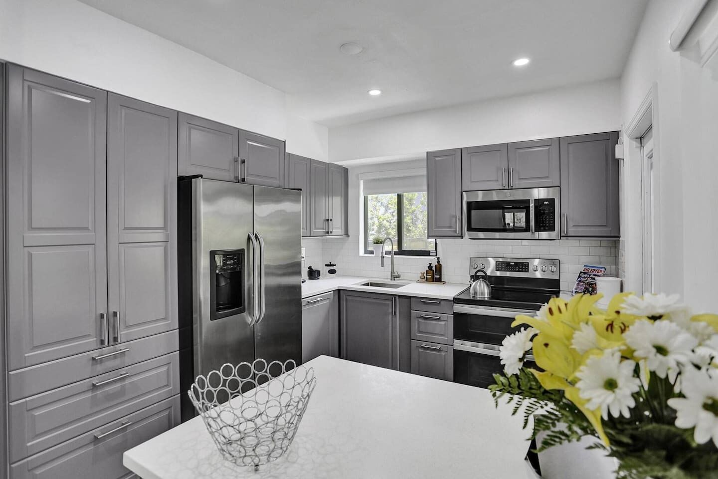 Réfrigérateur, four à micro-ondes, un four, surface de cuisson