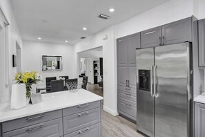 Réfrigérateur, four à micro-ondes, un four, surface de cuisson