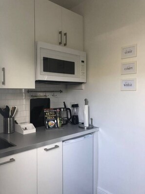 Microondas, cafetera y tetera, tostadora y utensilios de cocina 