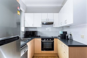 Réfrigérateur, four à micro-ondes, un four, surface de cuisson