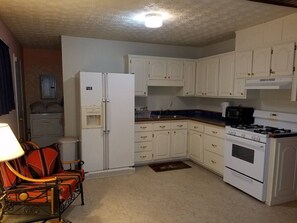 Refrigerador, licuadora, utensilios de cocina y condimentos