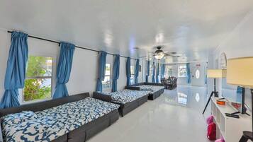 3 slaapkamers, een strijkplank/strijkijzer, reisbedje, gratis wifi