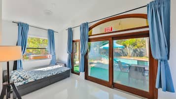 3 bedrooms, iron/ironing board, travel cot, free WiFi