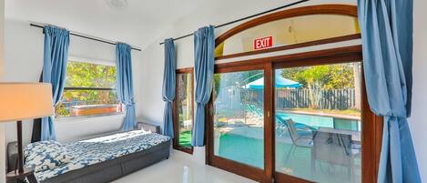 3 soverom, skrivebord, strykejern/-brett og reiseseng for barn