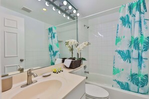 Haartrockner, Handtücher, Seife, Shampoo