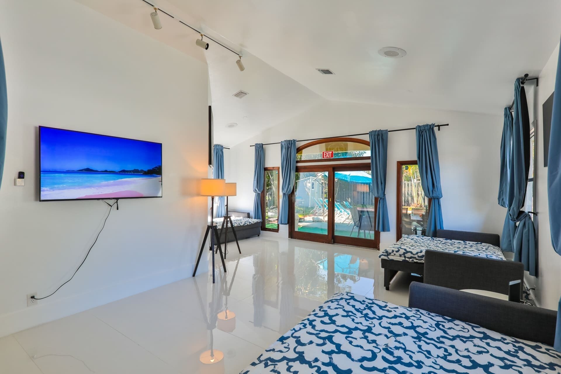 3 habitaciones, escritorio y tabla de planchar con plancha 