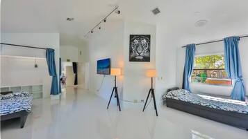 3 Schlafzimmer, Schreibtisch, Bügeleisen/Bügelbrett, Reisekinderbett