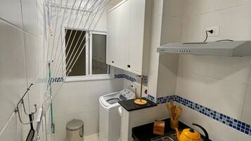 Full-sized fridge, microwave, oven, toaster