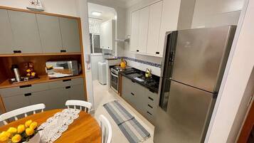 Full-sized fridge, microwave, oven, toaster