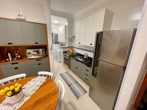 Køleskab/fryser i fuld størrelse, mikrobølgeovn, ovn, brødrister