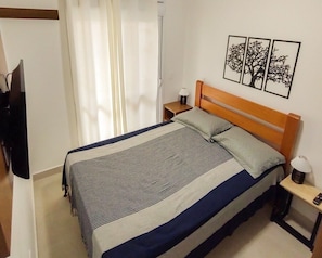 2 quartos, escrivaninha, ferros/tábuas de passar roupa