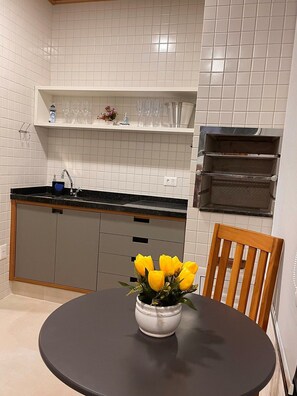 Full-size fridge, microwave, oven, toaster - Apê Harmonia  (Ubatuba)