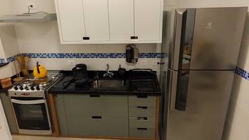 Full-sized fridge, microwave, oven, toaster