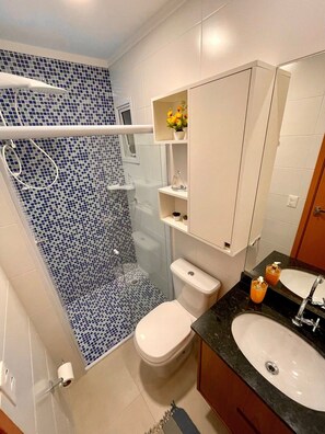 Shower, hair dryer, towels - Apê Harmonia  (Ubatuba)