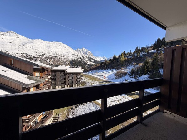 Property grounds - Apartment of 30m2 with 1 room, 1 bunk bed area and 1 living room with sofa (Les Allues)