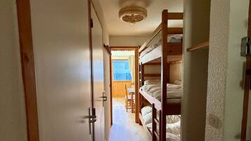 1 habitación, wifi y ropa de cama