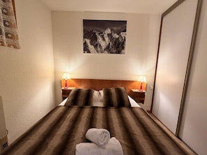 1 bedroom, WiFi, bed sheets - Apartment of 30m2 with 1 room, 1 bunk bed area and 1 living room with sofa (Les Allues)