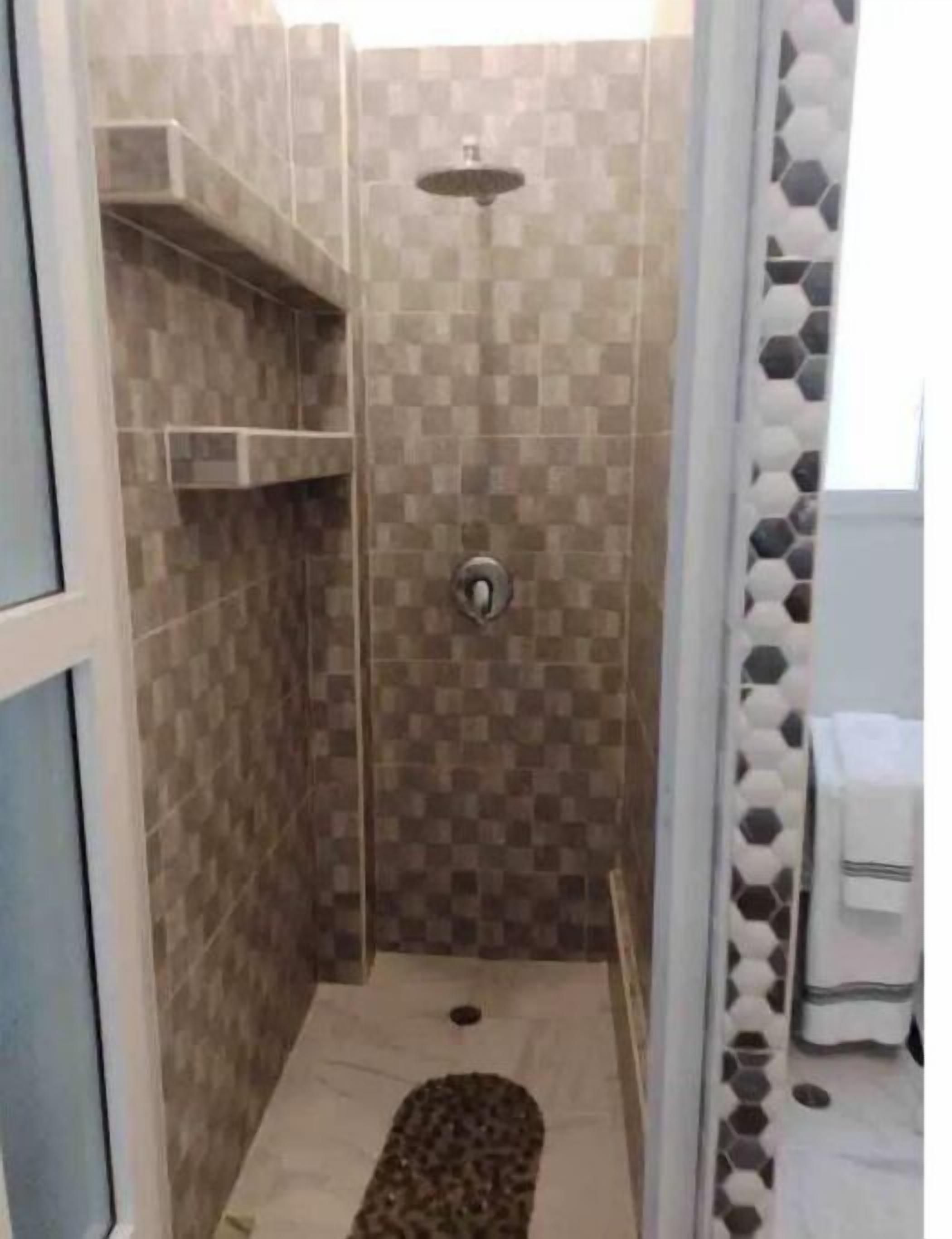 Sèche-cheveux, serviettes fournies, savon, papier toilette