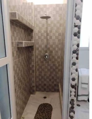 Haartrockner, Handtücher, Seife, Toilettenpapier