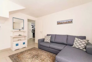 TV - Central and bright house
 (Empedrado)