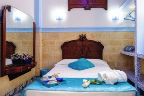 4 bedrooms, iron/ironing board, WiFi, bed sheets