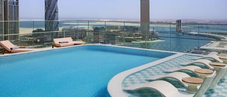 Piscine extérieure, chaises longues, maßtres-nageurs sur place