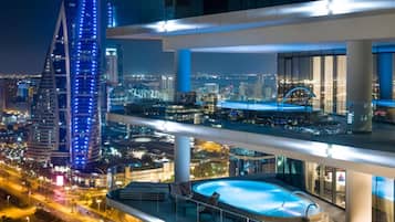 Una piscina al aire libre, sillones reclinables de piscina