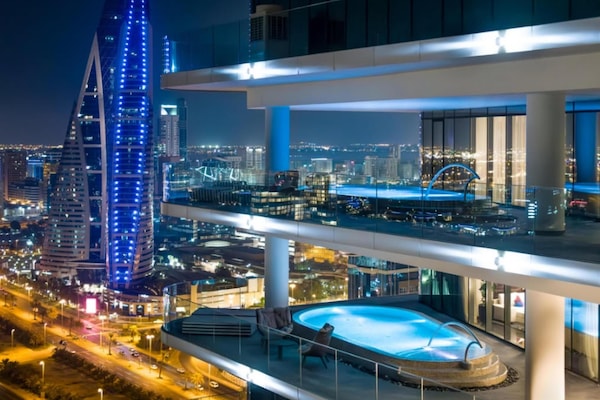 Piscina externa, funciona das 6h às 17h30, espreguiçadeiras