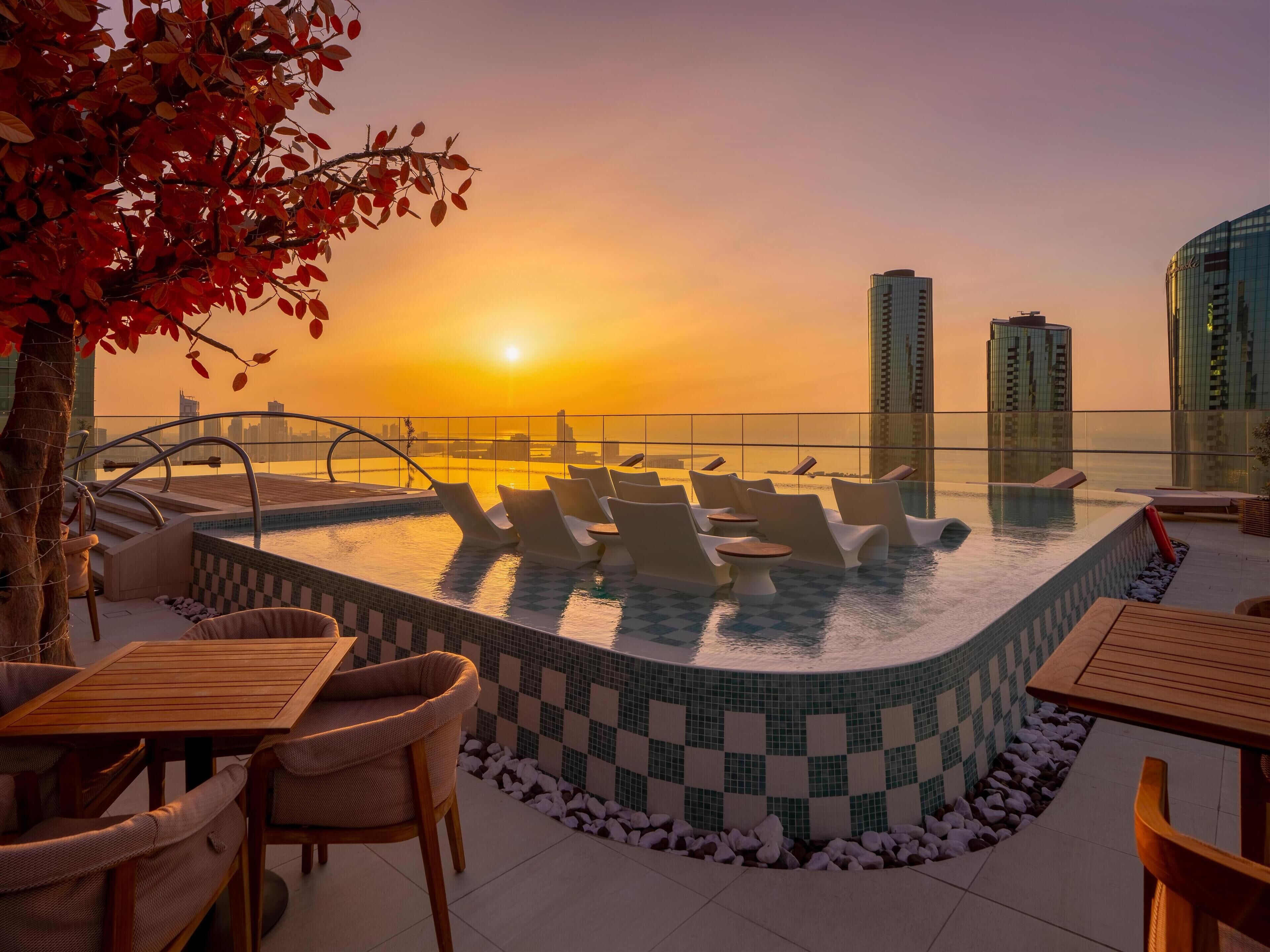 Piscine extérieure, chaises longues, maîtres-nageurs sur place