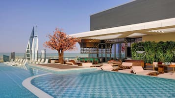 Piscine extérieure, chaises longues, maßtres-nageurs sur place