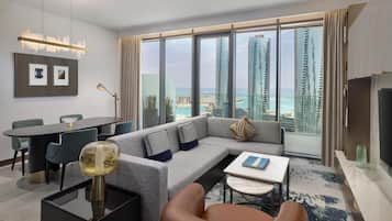 Premier Two Bedroom Suite Sea View | Vardagsrum | 65-tums smart-tv med digitalkanaler och betalfilmer