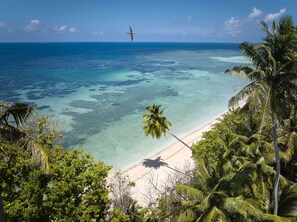 Privatstrand, weißer Sandstrand, Strandtücher, Sporttauchen