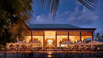 3 restaurantes, se sirven desayunos, comidas y cocina mediterránea