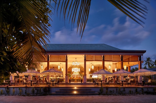 3 restaurantes; se sirven desayunos, almuerzos y cocina mediterránea