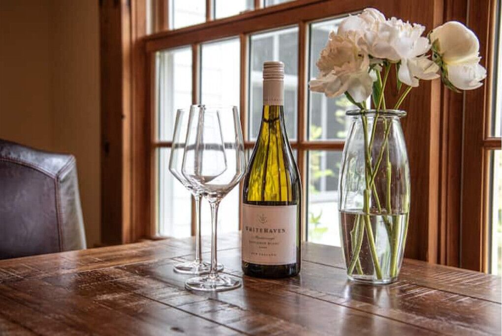 Brook Bound Inn - Main Lodge-Two Bedroom Suite w/pullout & Kitchenette-Room 102
