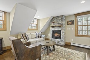 Smart TV, fireplace - Brook Bound Inn - Main Lodge - Suite w/pullout & Kitchenette - Room 205
 (Wilmington)