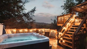 Banyera d'hidromassatge a l'aire lliure