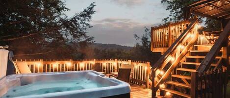 Outdoor spa tub